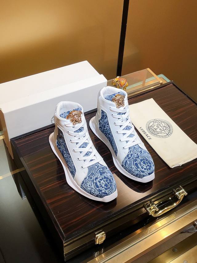 商品名称：Versace 范思哲 正规码数: 38-44 高帮鞋 商品材料：精选 牛皮鞋面，柔软羊皮内里；原厂大底。